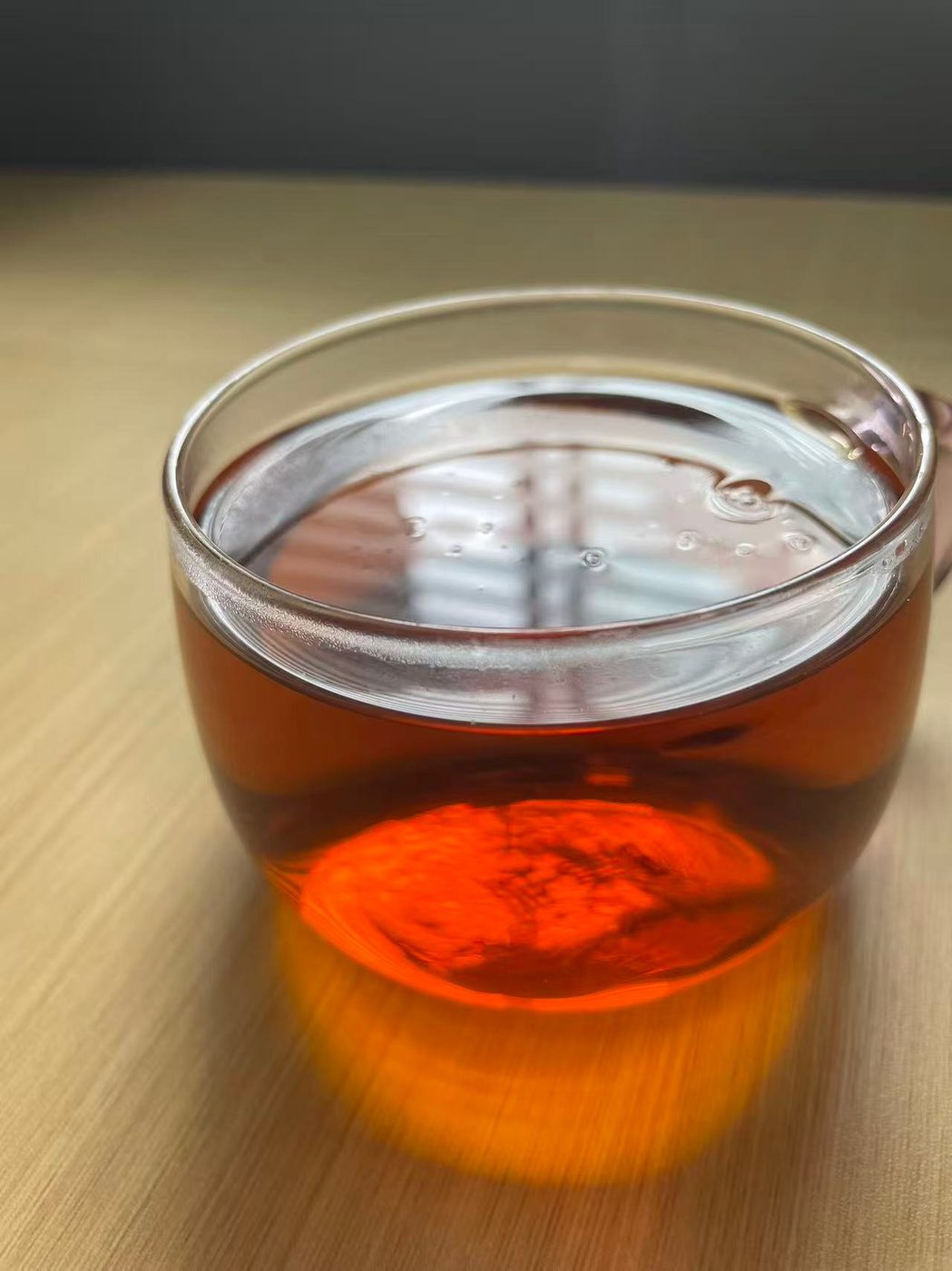 木桌上的一杯红茶(实拍)