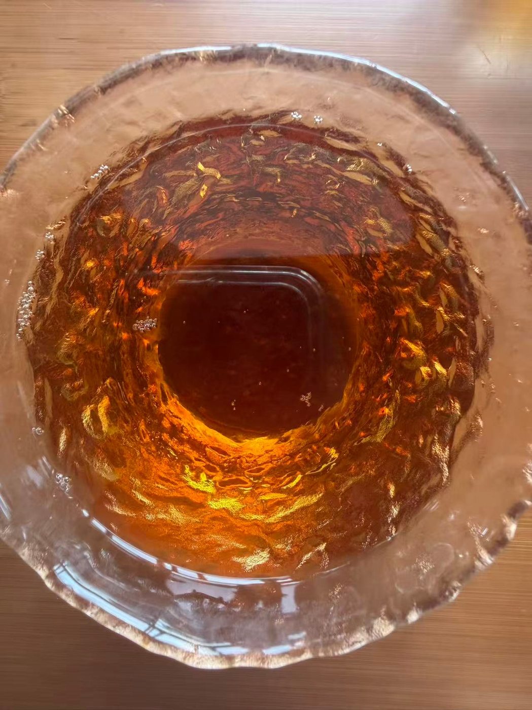 锤纹玻璃杯俯瞰琥珀汤色实拍