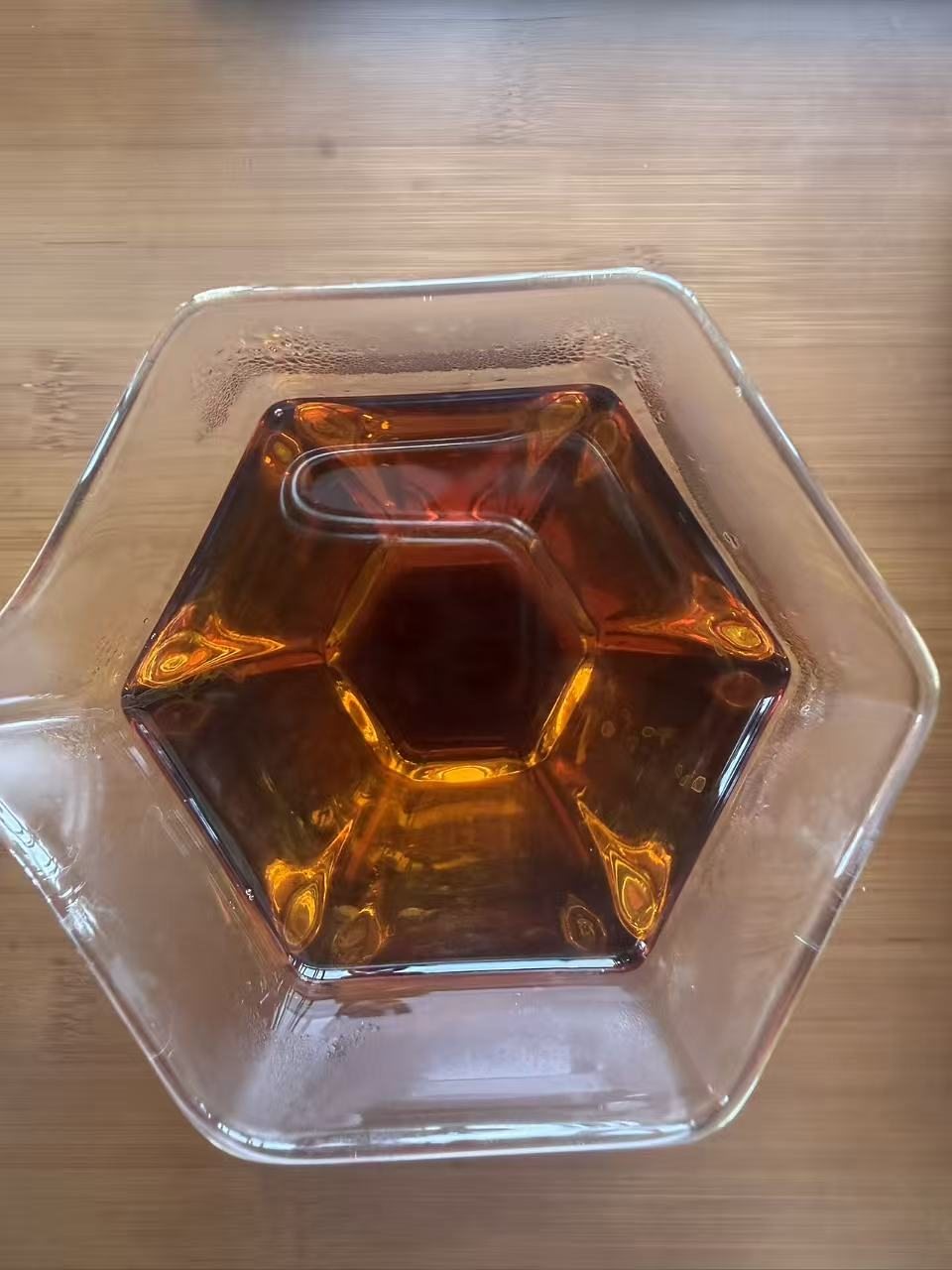 六角公杯俯瞰琥珀茶汤实拍