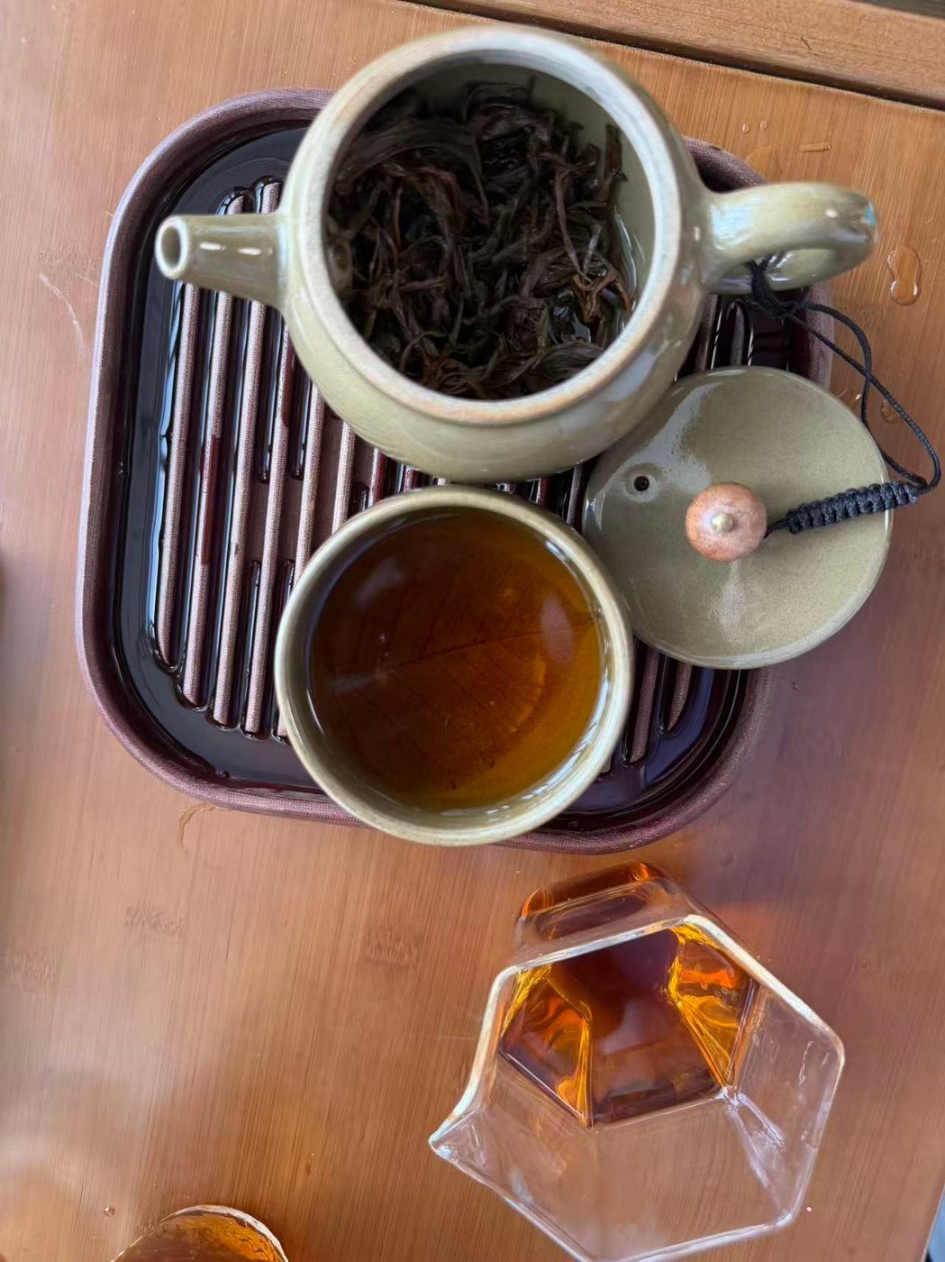 壶泡茶席俯拍，壶内叶底可见